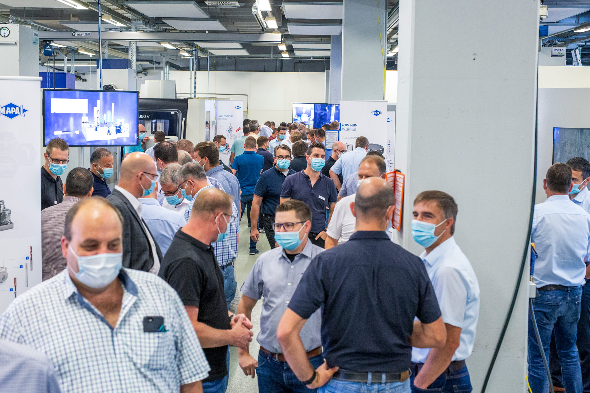 Die Außendienstmitarbeiter von MAPAL informieren sich im Versuchszentrum über neue Produktentwicklungen.