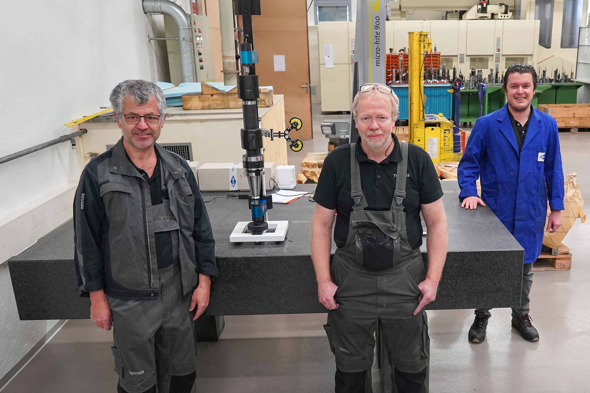 Auf dem Bild sind von links Charles Flück und Laurent Dreier von der Tornos SA mit Umut Ünlü von MAPAL abgebildet.