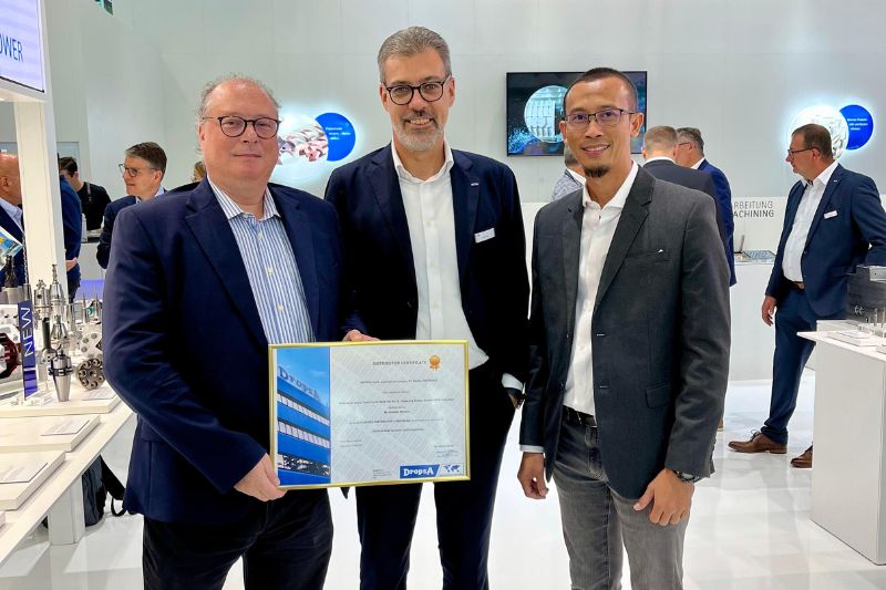Das Bild zeigt Claudio Gabos mit Walter Divisi und Dicky Abdurakhmat.