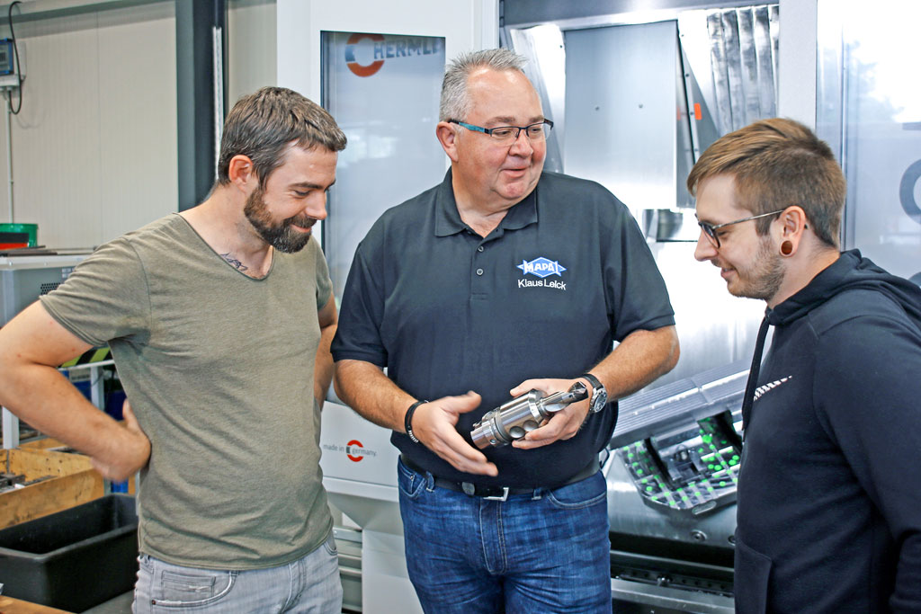 The picture shows Robert Bonertz (left) and Patrick Vilfan (right) from Bonertz Technik with Klaus-Dieter Leick from MAPAL.