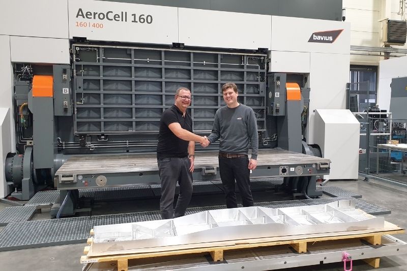 Das Bild zeigt die beiden Techniker – Alexander Follenweider von MAPAL und Stefan Diem von bavius