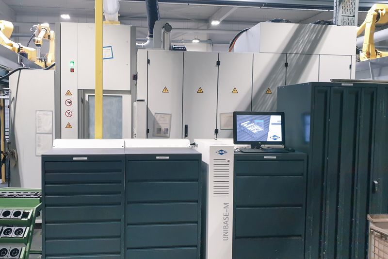 Ein MAPAL Ausgabesystem UNIBASE mit Horizontal- und Vertikalschränken.