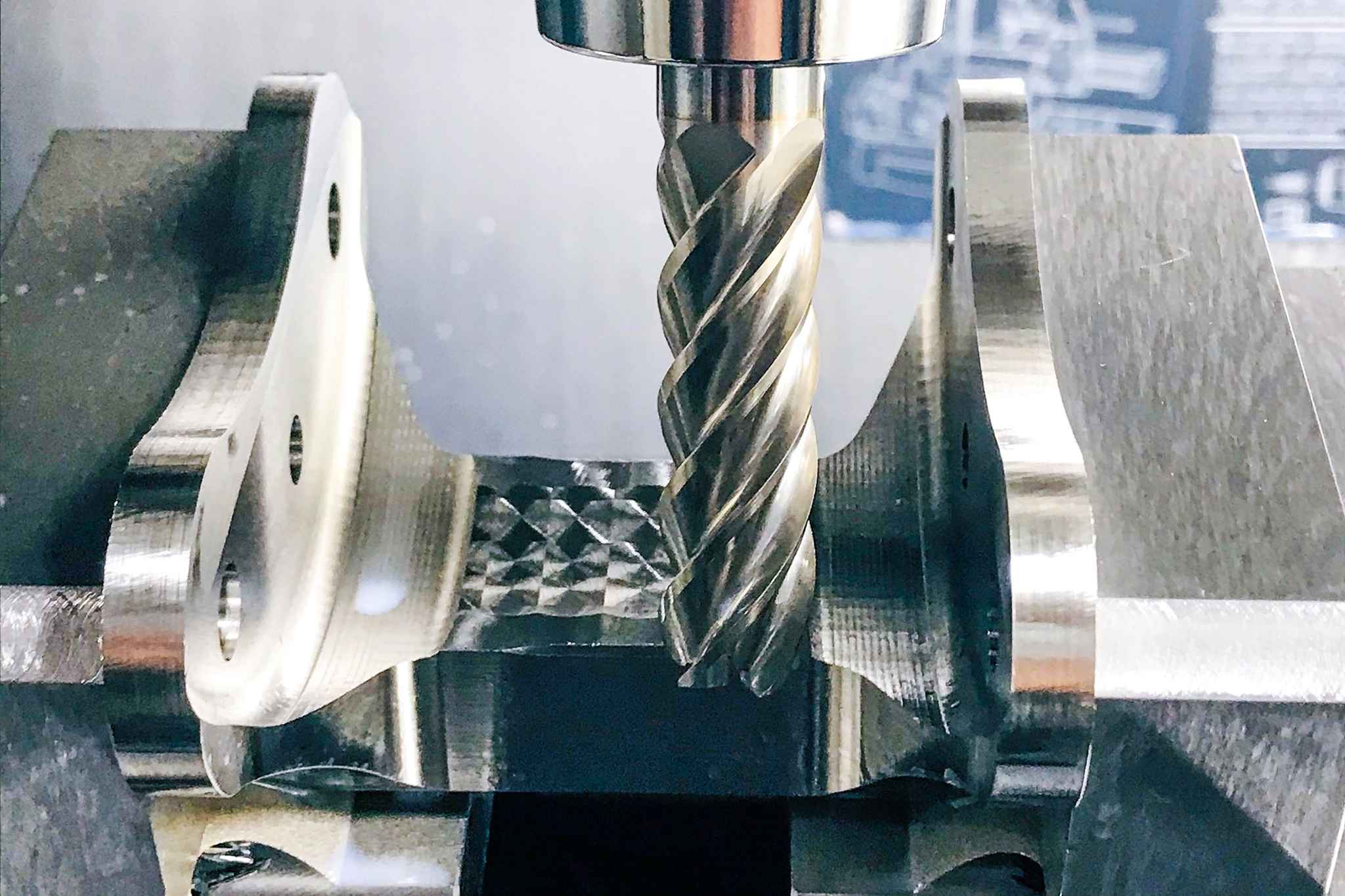 A raised head cutter, clamped in a UNIQ Mill Chuck from MAPAL, machines the component.