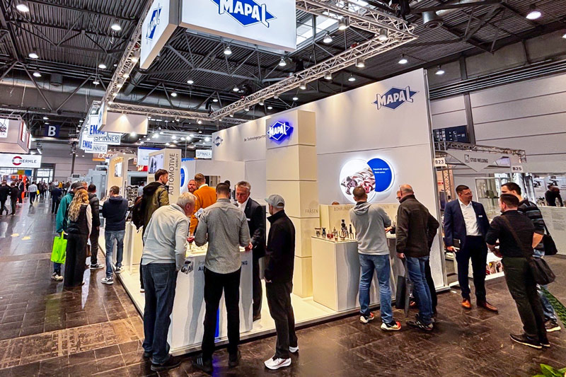 Das Bild zeigt einen Messestand von MAPAL auf der intec.