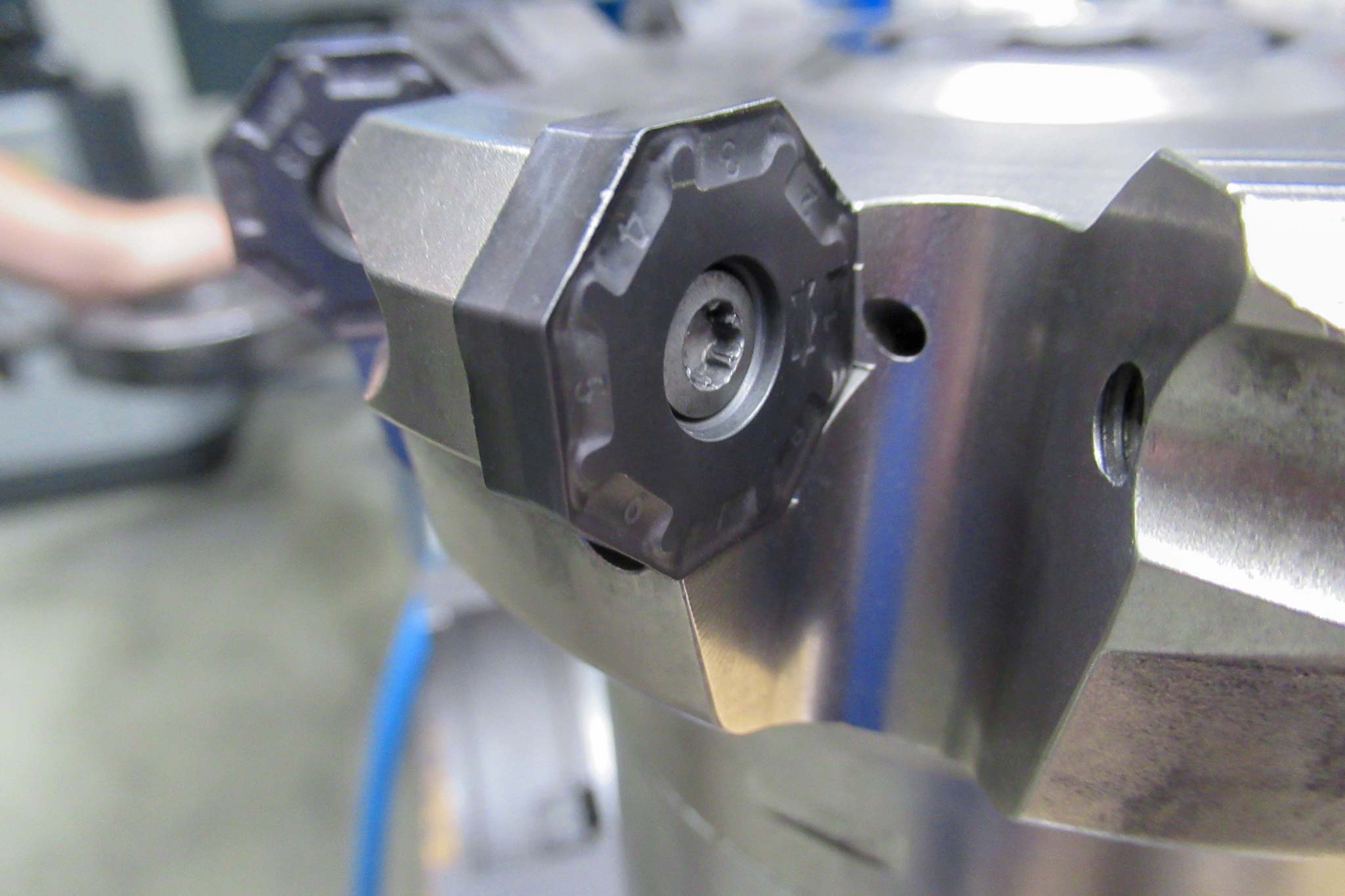 Close-up of a OKNU indexable insert from the NeoMill milling programme Fräserprogramm.