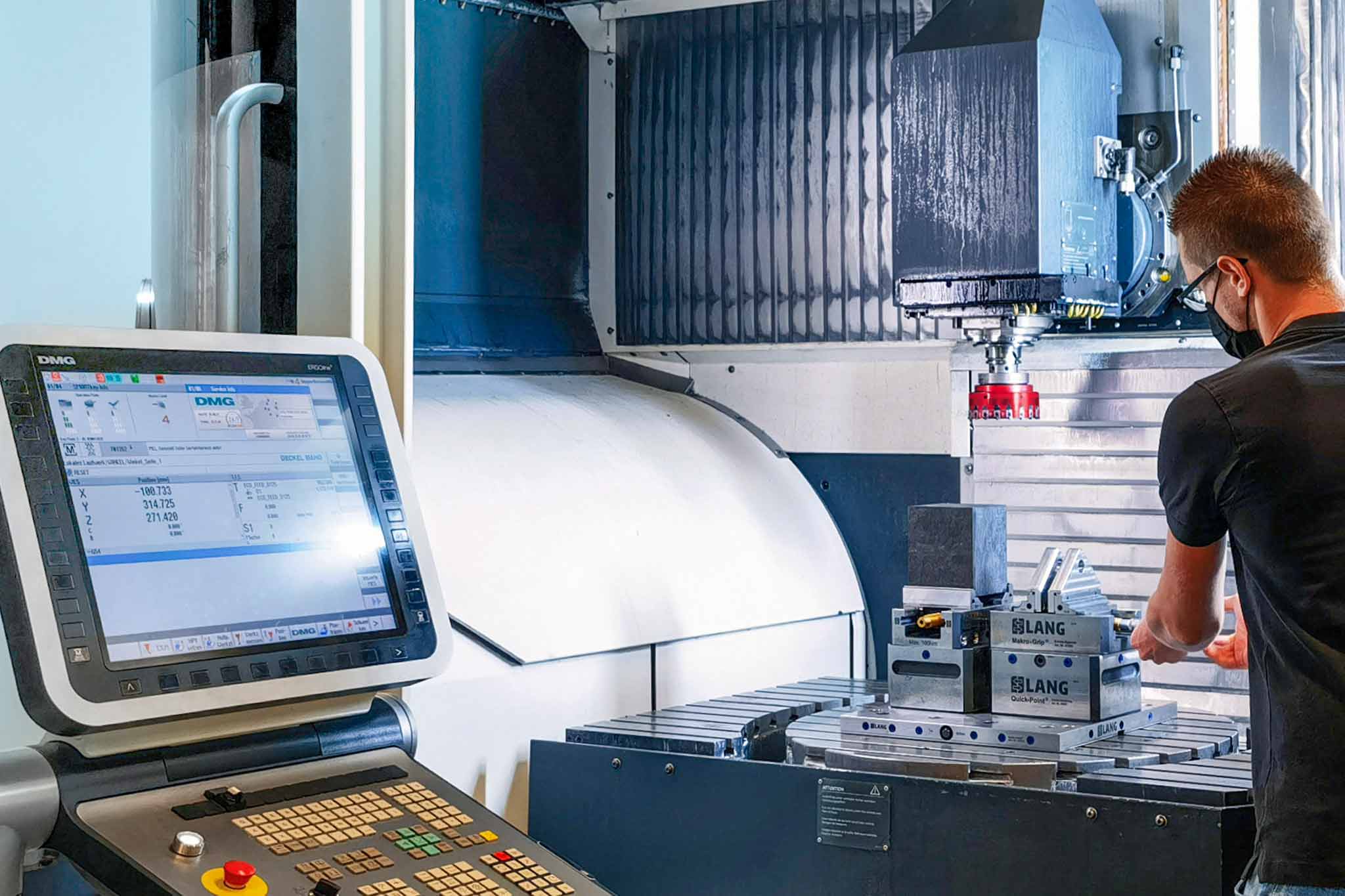 CAD/CAM programmer Tizian Gühna from MAPAL machining on the DMU 80 monoBlock.