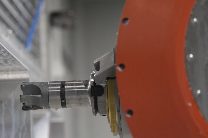 Der NeoMill-Alu-QBig für die Bearbeitung der Vorderseite des Bauteils.
