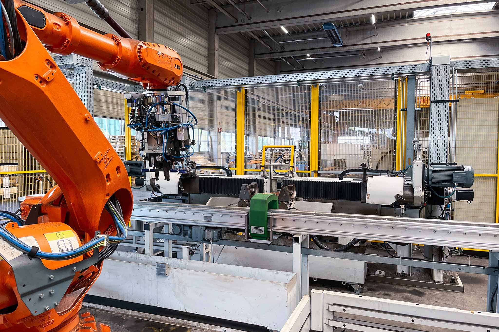 Die Bearbeitungsmaschine von Mössner am Standort Essingen von GABO STAHL. Zur Beladung kommt ein Roboter zum Einsatz.
