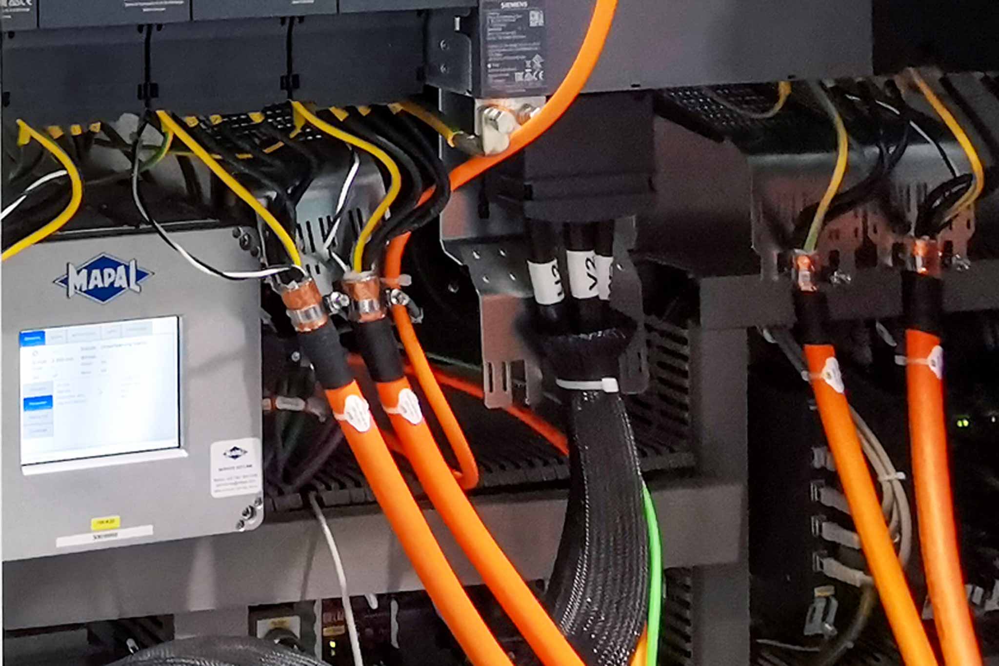 A look inside the control cabinet with the TOOLTRONIC control system